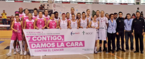 Foto: Las chicas del baloncesto "Nisan AlQázeres" de división de honor. Ayer domingo las chicas de "verde" vestían de rosa en apoyo contra el cáncer de mama. Posan junto al equipo vasco al que se enfrentaban.