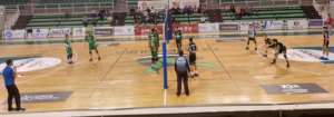 Foto: Momento del partido de voleibol masculino entre el Extremadura Cáceres patrimonio de la Humanidad y el Vital Dent de S. de Compostela. Multiusos de Cáceres.