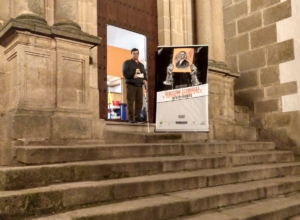 foto: Juan Carlos en las escalinatas previa a la entrada a la exposición.