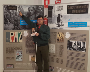 foto: Juan Carlos señala la leyenda "Censura" en uno de los paneles informativos.