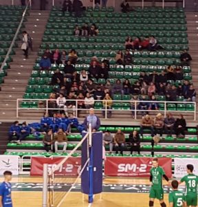 En un momento del partido con la grada de animación de fondo.
