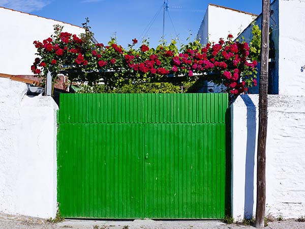 Incluso las puertas de las cocheras son hermosas en Vegaviana./ Víctor Gibello