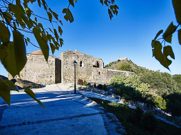 Imagen del exterior del edificio con el castillo al fondo./ Víctor Gibello