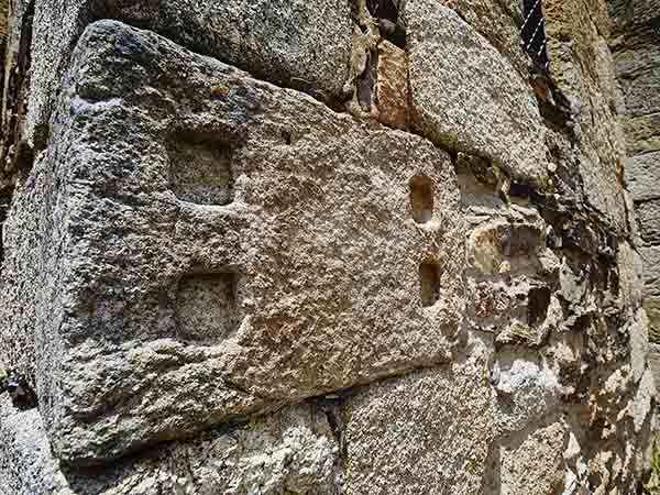 Base para escultura de Ataecina reutilizada en el templo altomedieval. / Víctor Gibello