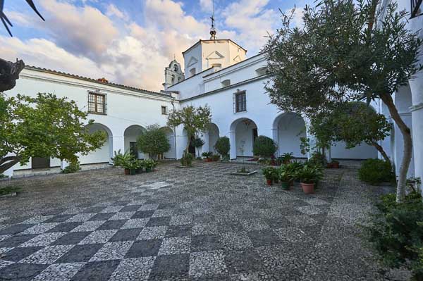 Patio de acceso a templo./ Víctor Gibello