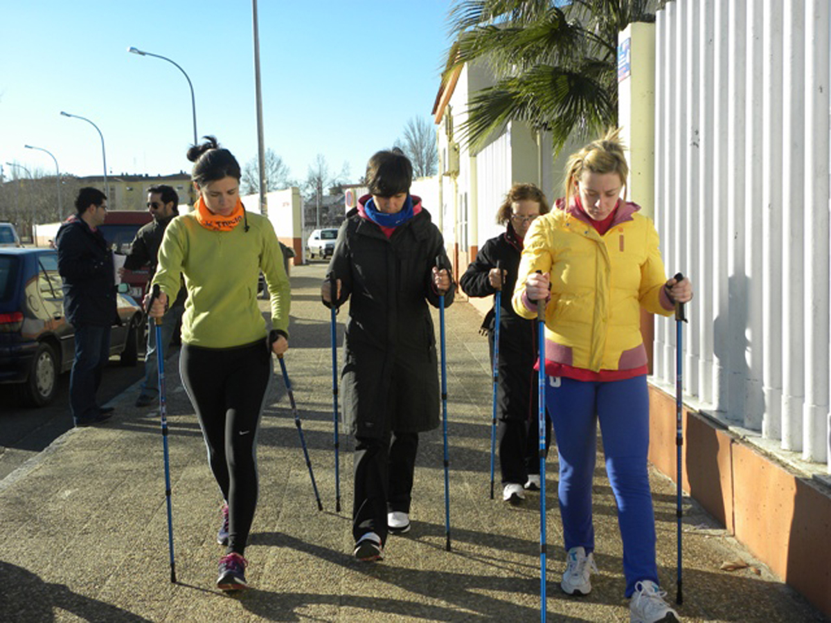 Jóvenes de Villanueva practicando 'nordic walking'. 