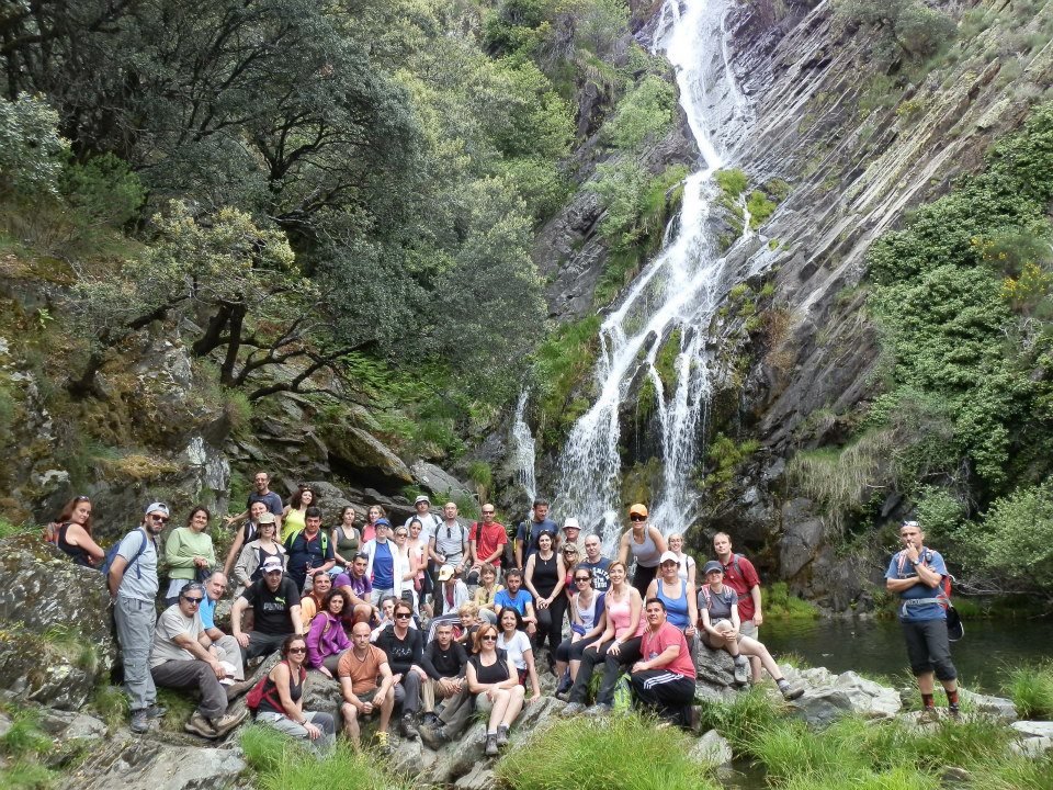 Grupo de senderistas junto a la cascada del Chorrituelo:: EXPLORER