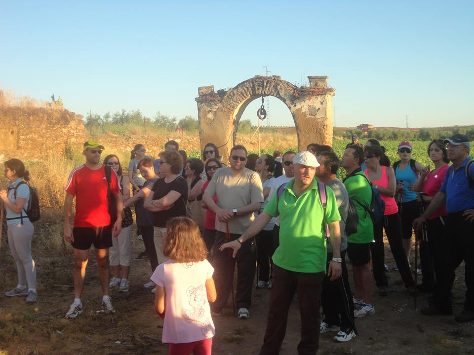 Los senderistas atienden a las explicaciones en la Hacienda de don Rodrigo S.XVIII