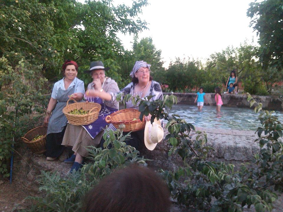 Hortelanas de Ribera junto a unos  niños jugando en la alberca