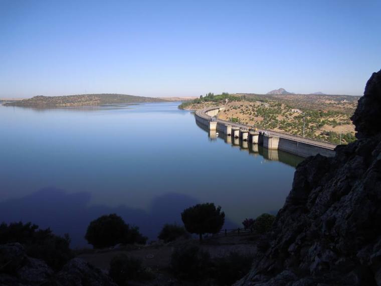 Vistas del pantano de Alange, prácticamente lleno tras las lluvias de primavera:: ASOCIACIÓN PATA DE BUEY