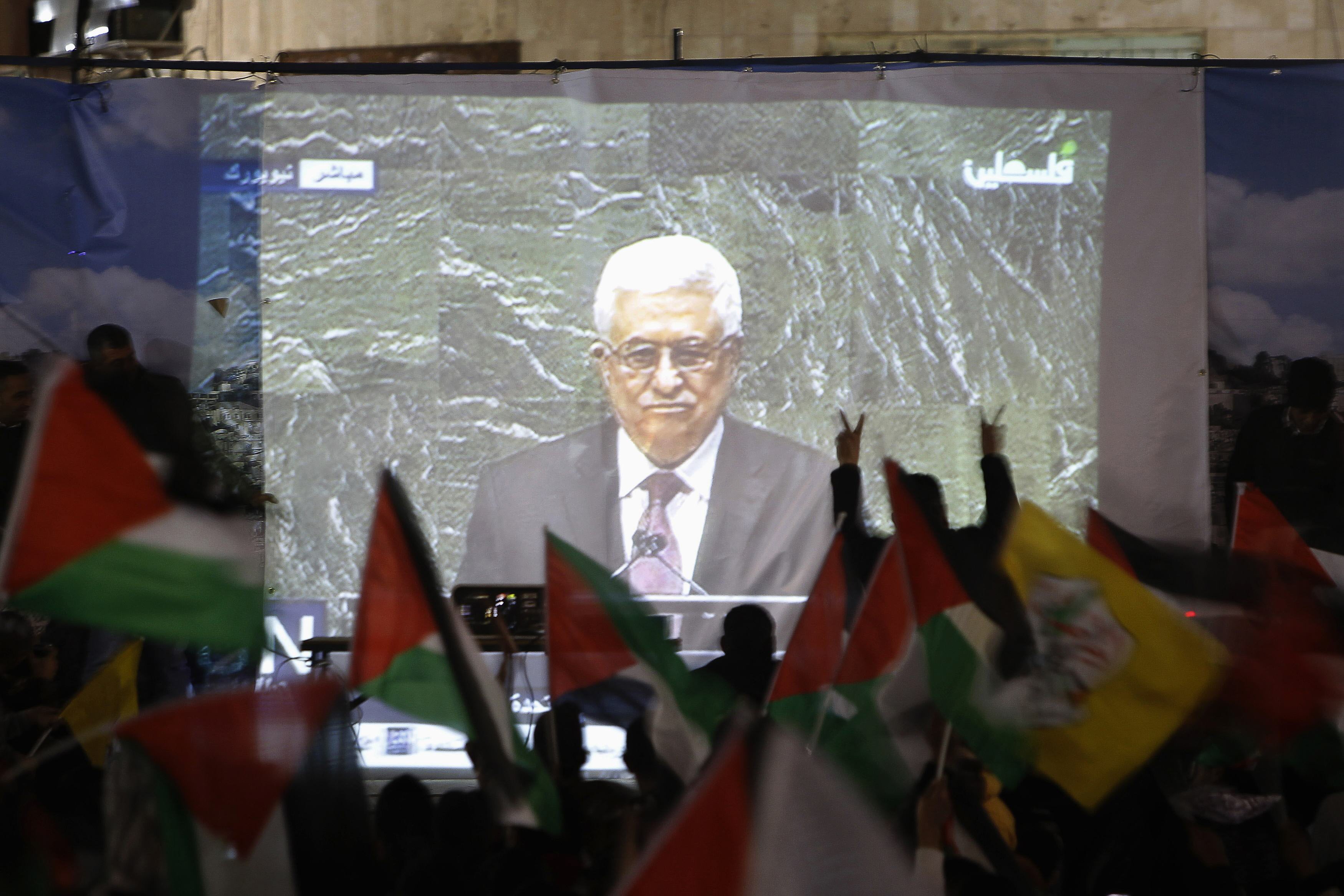 Manifestantes palestinos siguen en Ramallah a través de una pantalla el discurso de Mahmud Abbas, el pasado jueves en la ONU. Reuters Manifestantes palestinos siguen en Ramallah a través de una pantalla el discurso de Mahmud Abbas, el pasado jueves en la ONU. Reuters