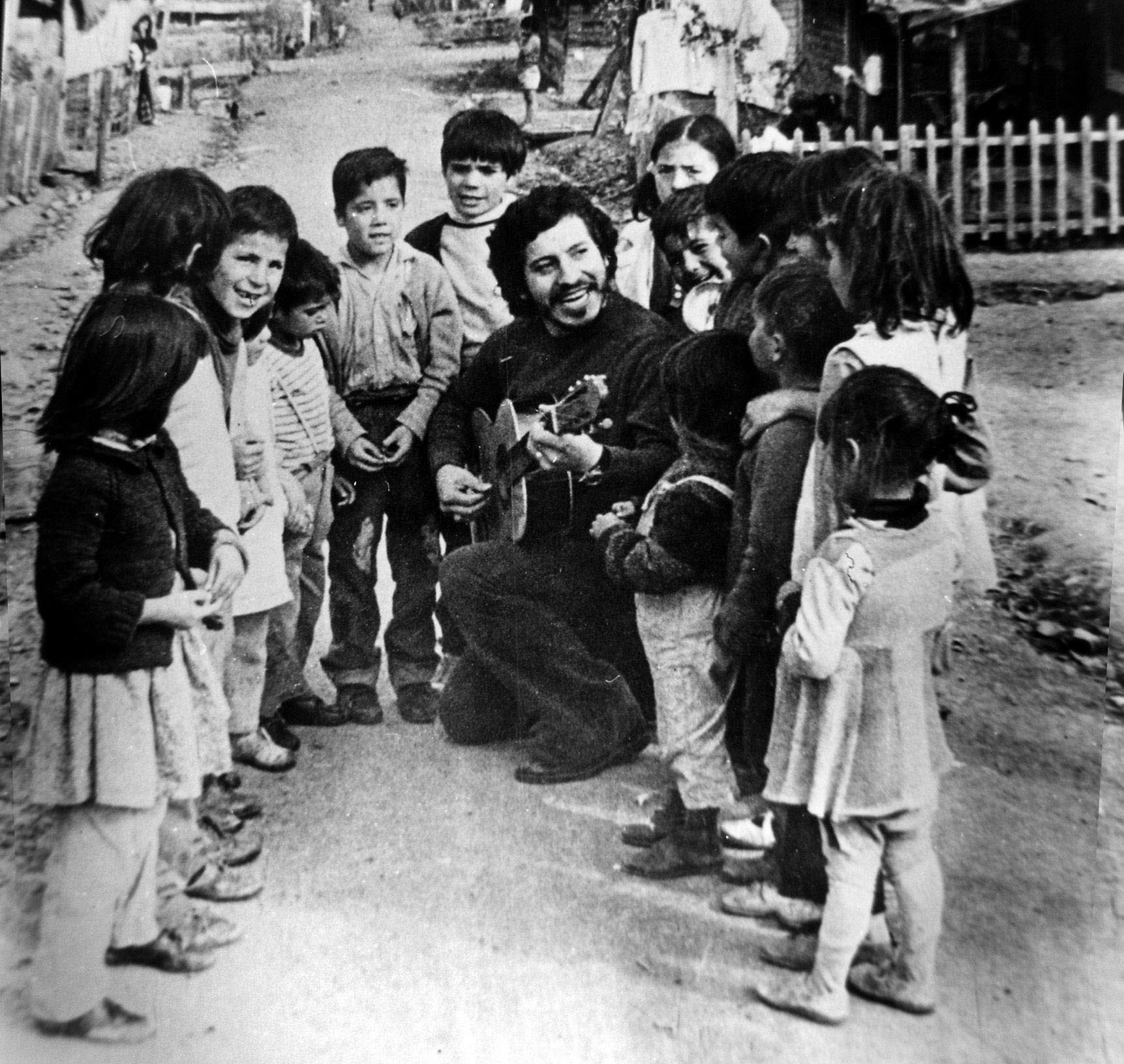 DOCU_GRUPO PROCESAN EN CHILE A SIETE EXMILITARES POR ASESINATO DEL CANTAUTOR VÍCTOR JARA Víctor Jara canta con un grupo de niños en un barrio de la periferia de Santiago, en una imagen sin fechar.