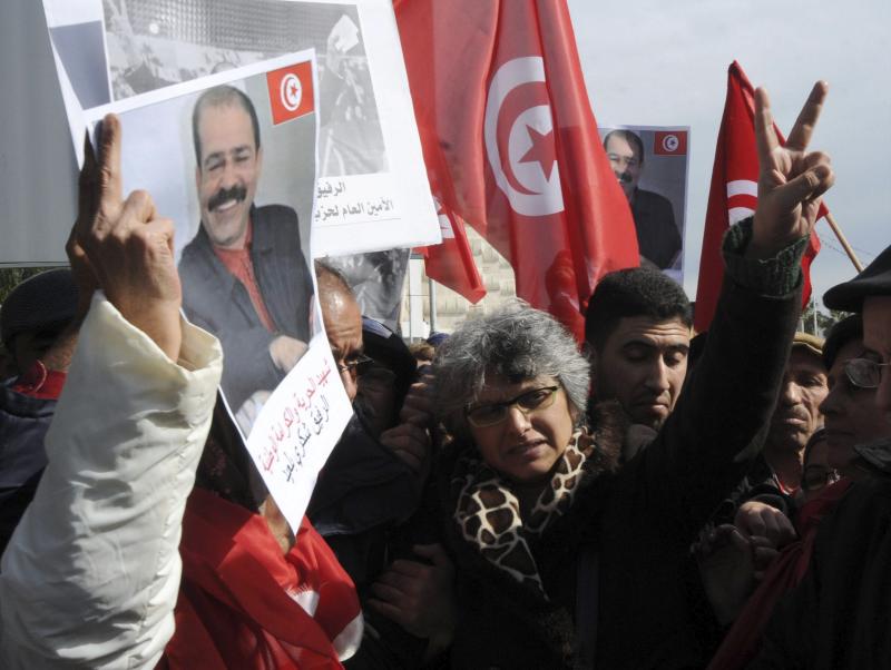 MANIFESTACIÓN DELANTE DE LA ASAMBLEA NACIONAL CONSTITUYENTE La viuda de dirigente asesinado, Basma Jalfaui Belaid, durante la protesta del pasado 10 de febrero ante la Asamblea legislativa tunecina. Efe.