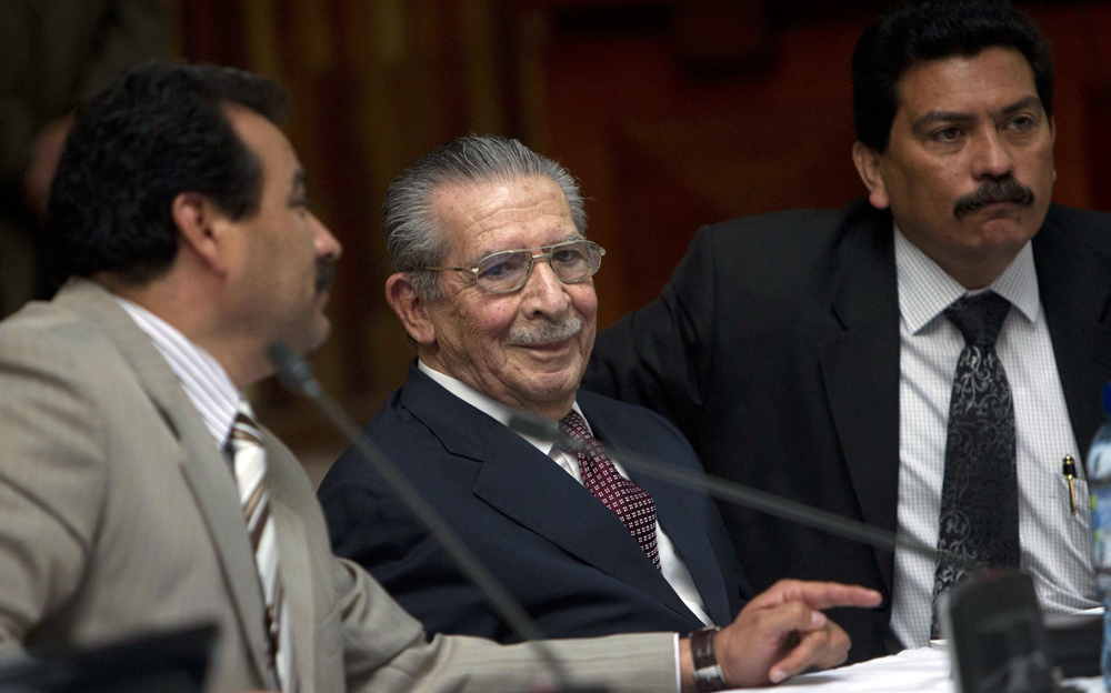 DOCU_GRUPO JUICIO A RÍOS MONTT EN TRIBUNAL SUPREMO DE GUATEMALA El exdictador de Guatemala, José Efraín Ríos Montt, de 86 años, sonríe durante un descanso del histórico juicio en el que se le acusa de genocidio. Efe