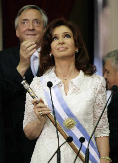 DOCU_GRUPO Outgoing Argentine President Nestor Kirchner applauds after passing the president sash and staff to his wife, Cristina Fernandez, in Congress Cristina Fernández, tras recibir el bastón presidencial de su marido, Néstor Kirchner, durante la ceremonia celebrada en la sede del Parlamento en 2007. EFE