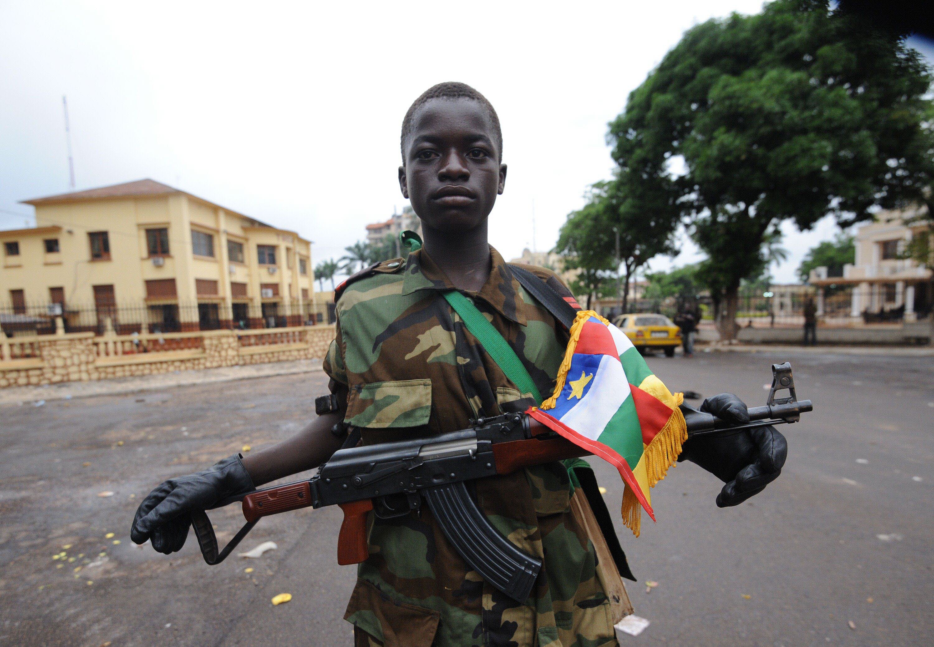 DOCU_GRUPO Niño soldado de la coalición rebelde, Seleka, posa en una calle de Bangui (República Centroafricana) tras el golpe de Estado que derribó al presidente Bozize. AFP