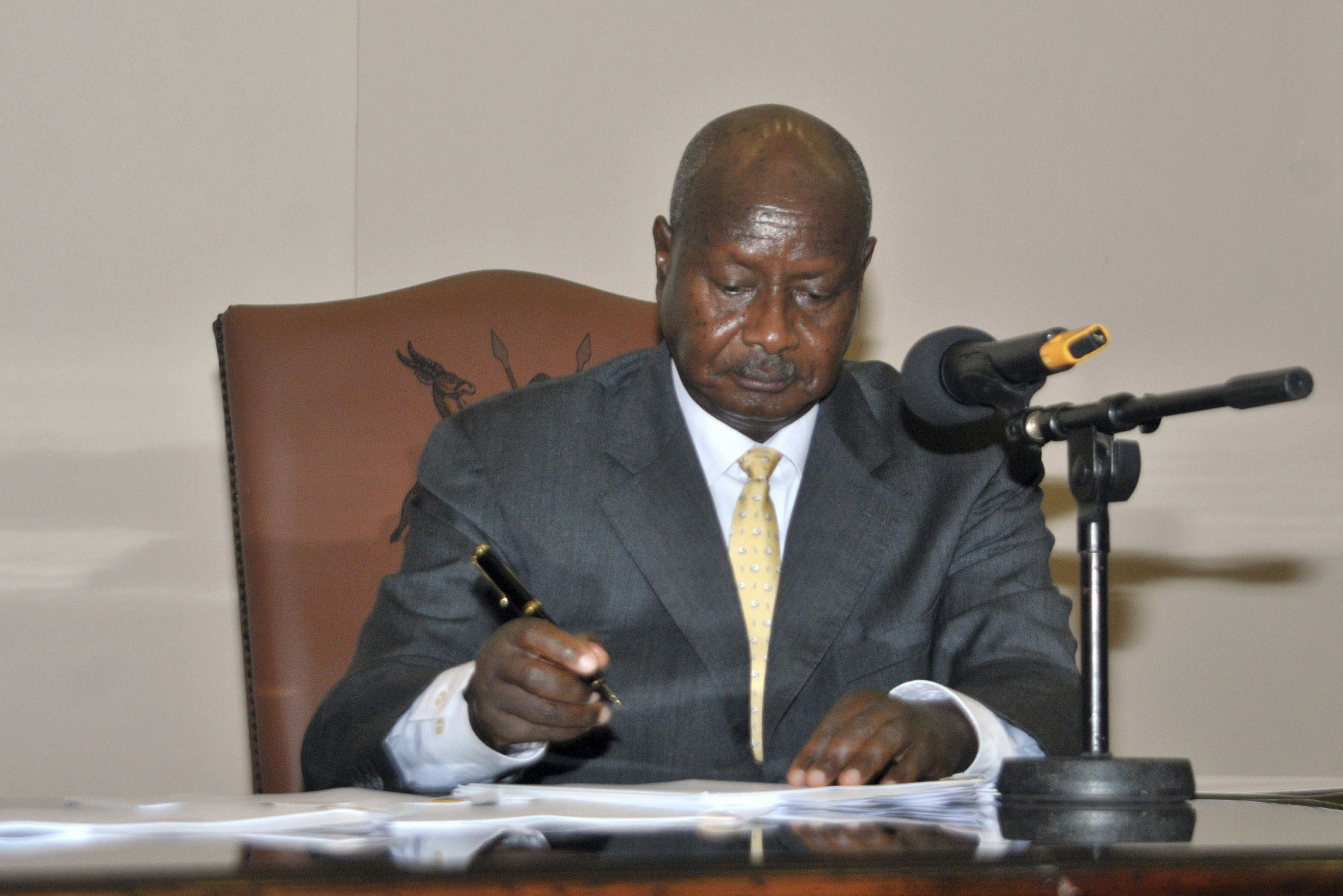 DOCU_GRUPO PRESIDENTE DE UGANDA FIRMA LEY QUE CASTIGA HOMOSEXUALIDAD CON CADENA PERPETUA El presidente de Uganda, Yoweri Museveni, firma, el pasado 24 de febrero, la ley que castiga a los actos homosexuales con la cadena perpetua.EFE