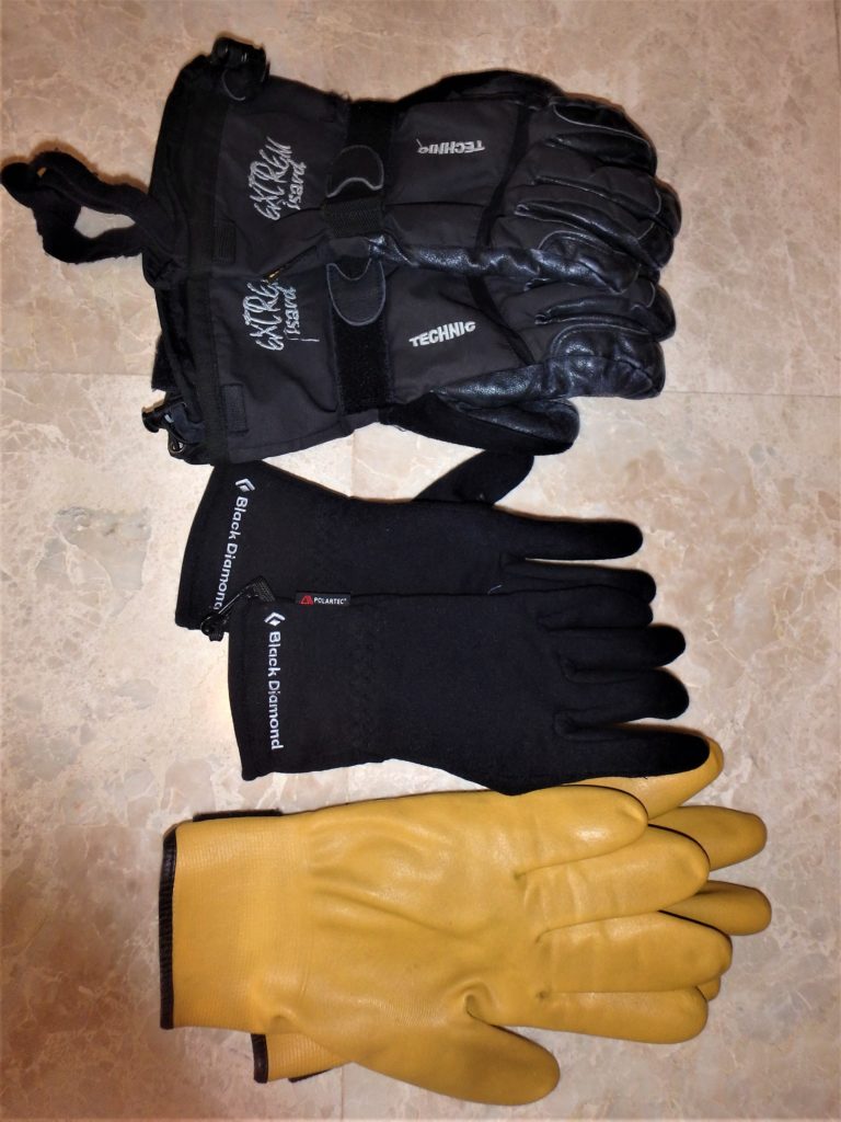 Guantes finos y gruesos, además de los guantes náuticos de goma, especiales para ambientes marinos.