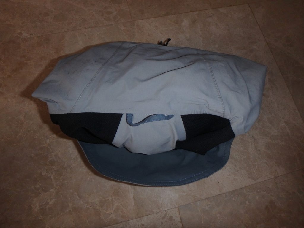 Así queda, toda la chaqueta queda guardada en el gorro.