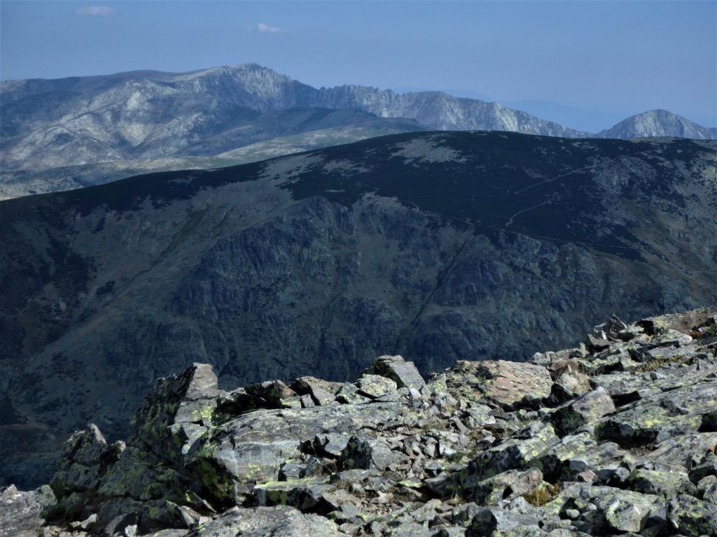 Galayos al fondo y en frente los senderos bien marcados de la cuesta del Risco de los Barrerones y la cima de Cuento Alto de 2271 metros.