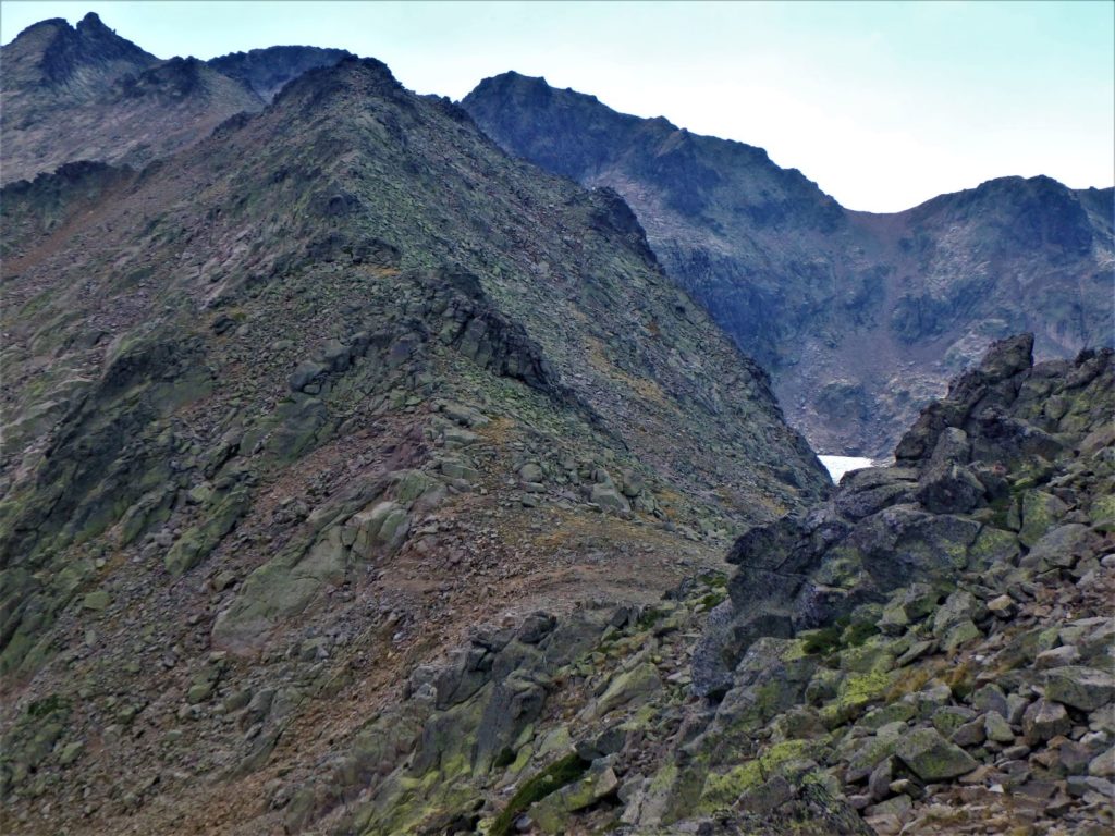 Bajada o subida normal del Cervunal. En la imagen la portilla del Pluviómetro y al fondo la portilla de Cinco Lagunas.