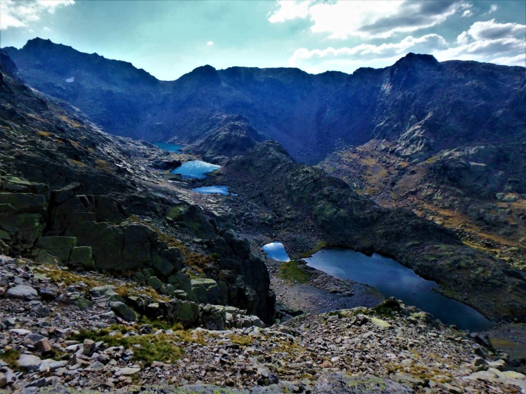 El circo de Cinco Lagunas desde la portilla del Pluviómetro, el trazo del mapa me baja hacia 