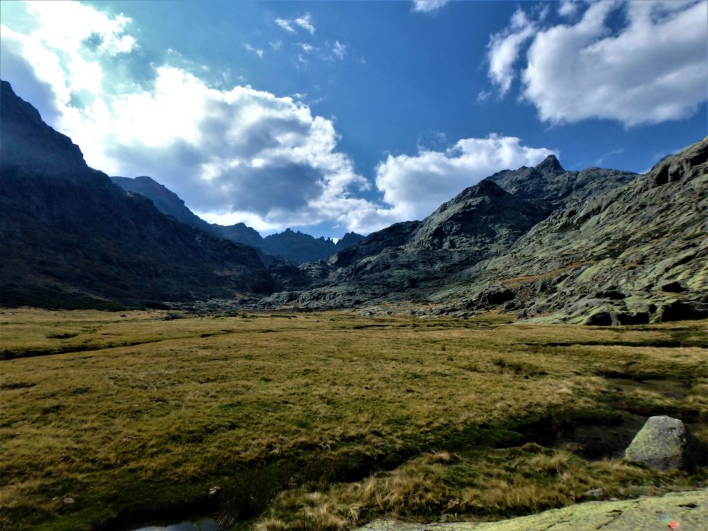 LLanos de la garganta de Gredos, al fondo las agujas de los tres Hermanitos.