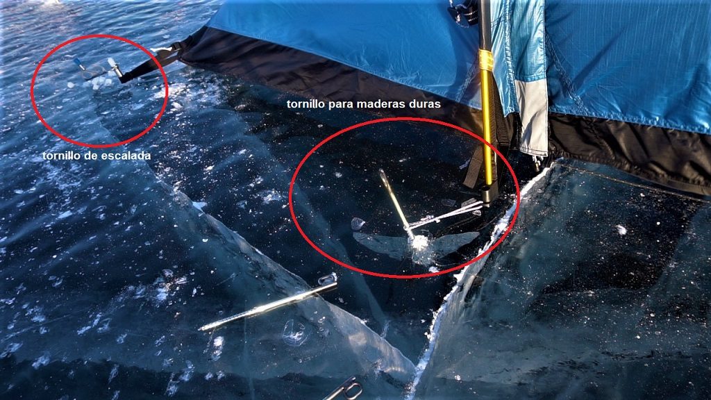 En la foto se pueden ver los dos tipos de tornillos para asegurar la tienda sobre el hielo.