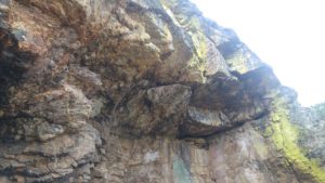 Cuarcitas armoricanas del Ordovícico (Era Paleozoica) que forman abrigos naturales.